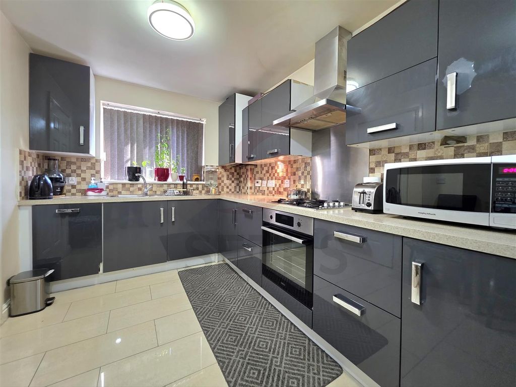 Property photo 2 of 11 Kitchen