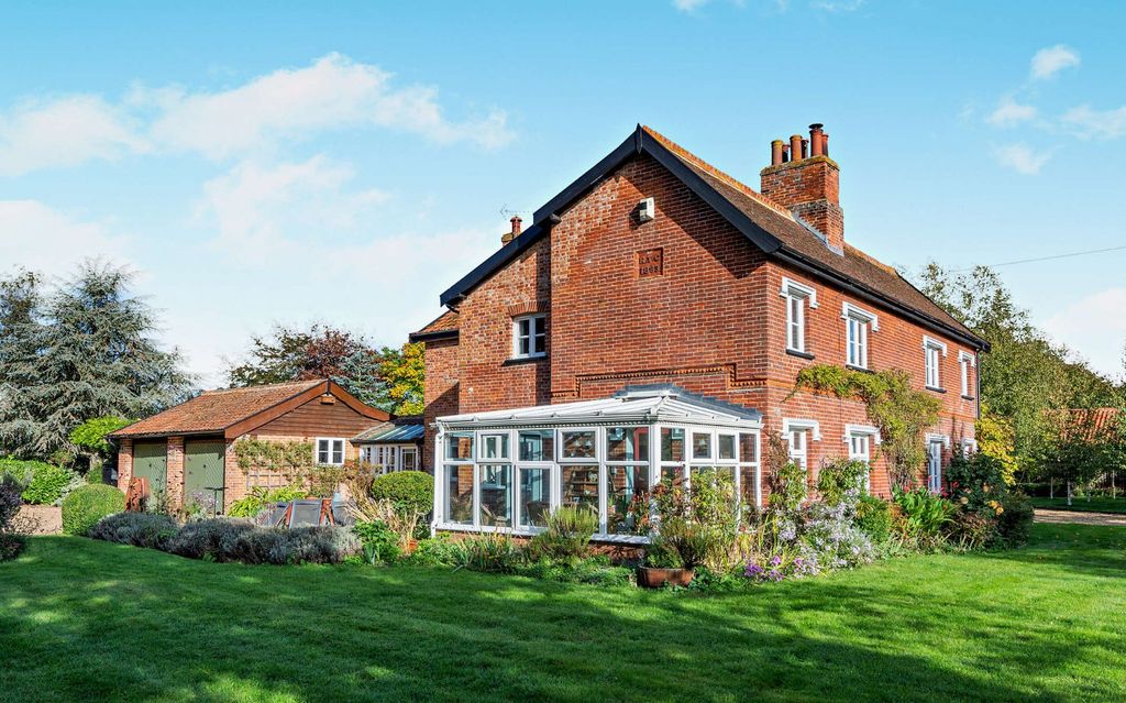 Property photo 1 of 23 Hall Cottage
