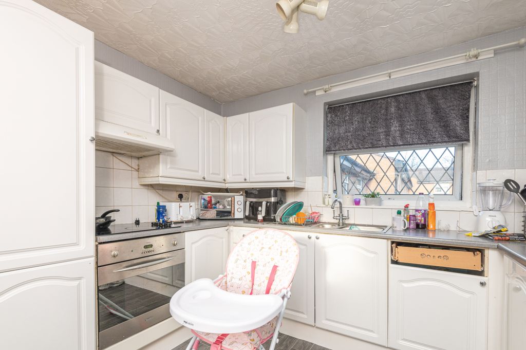 Additional image 6 of 2 bed flat for saleHeckmondwike Road, Dewsbury WF13