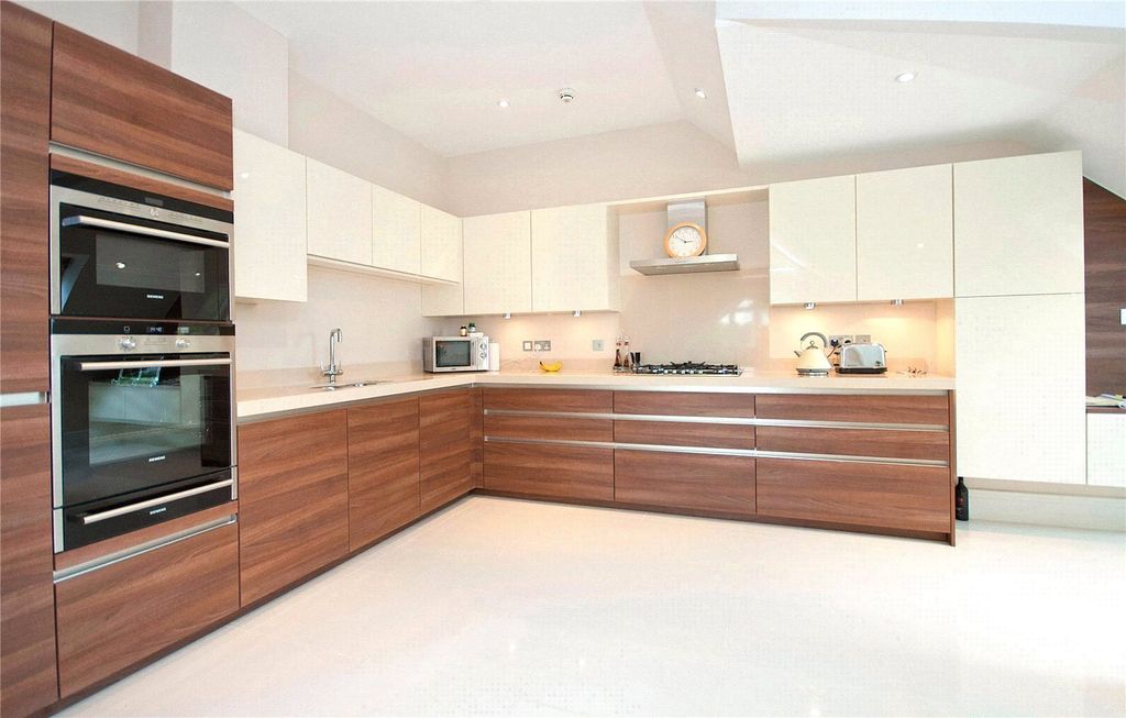 Property photo 2 of 8 Kitchen