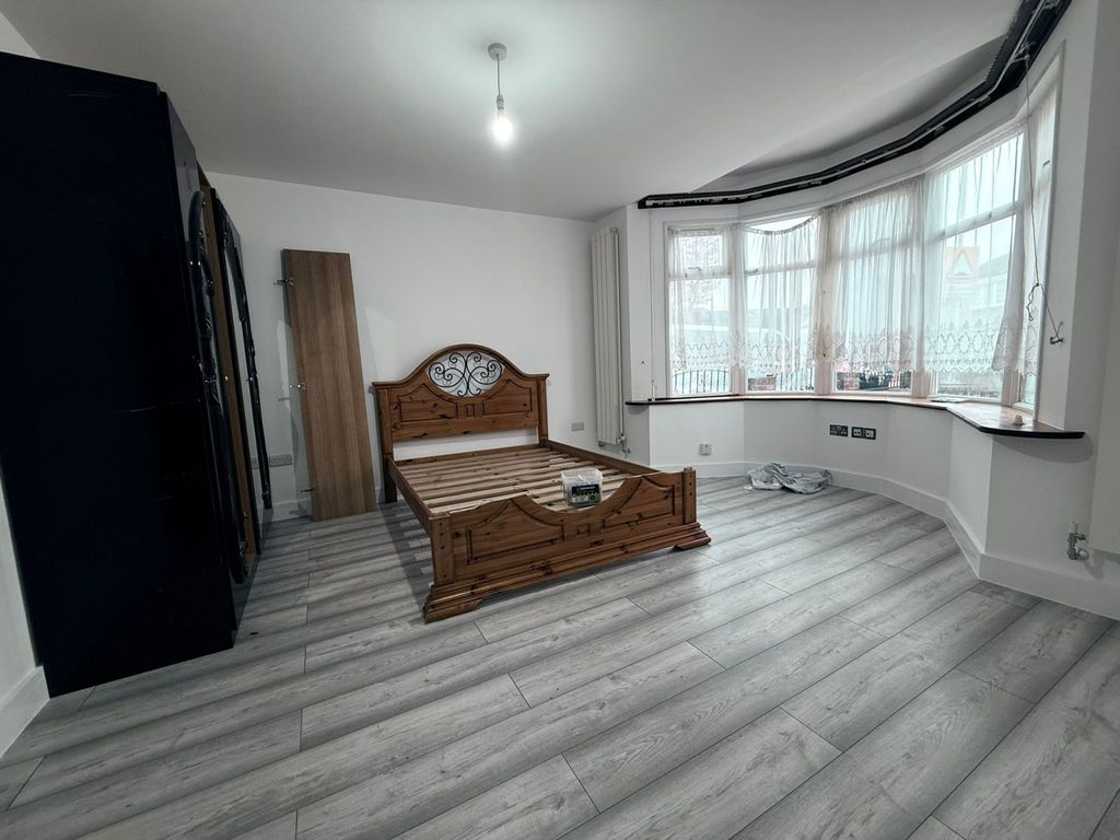 Property photo 1 of 10 Three Bedroom Ground Floor Flat Close To Redbridge Station