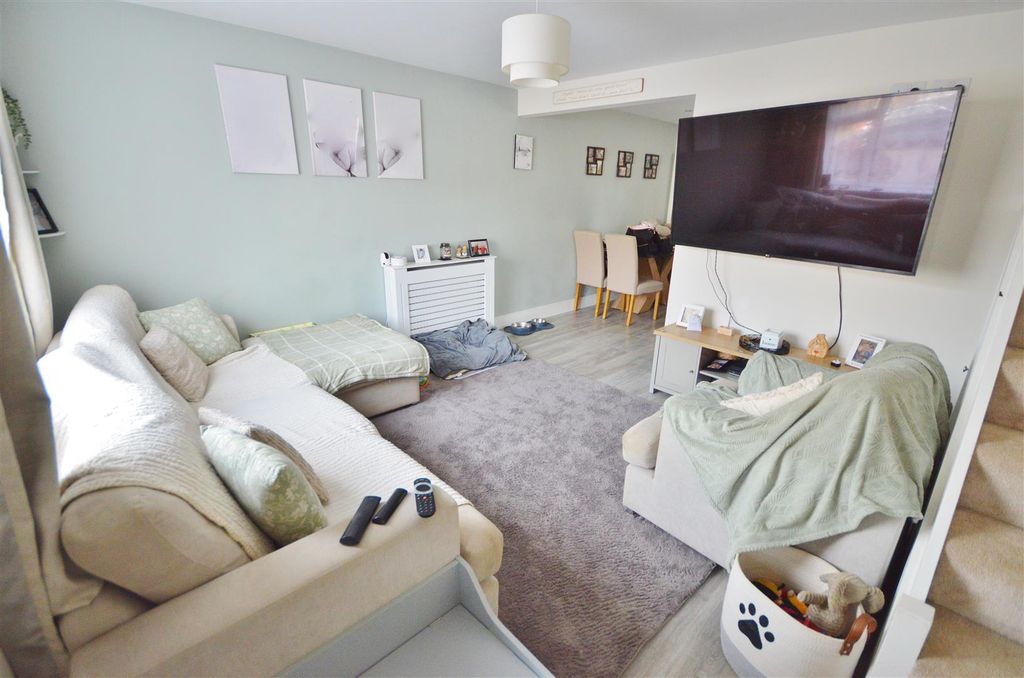 Property photo 3 of 20 Lounge