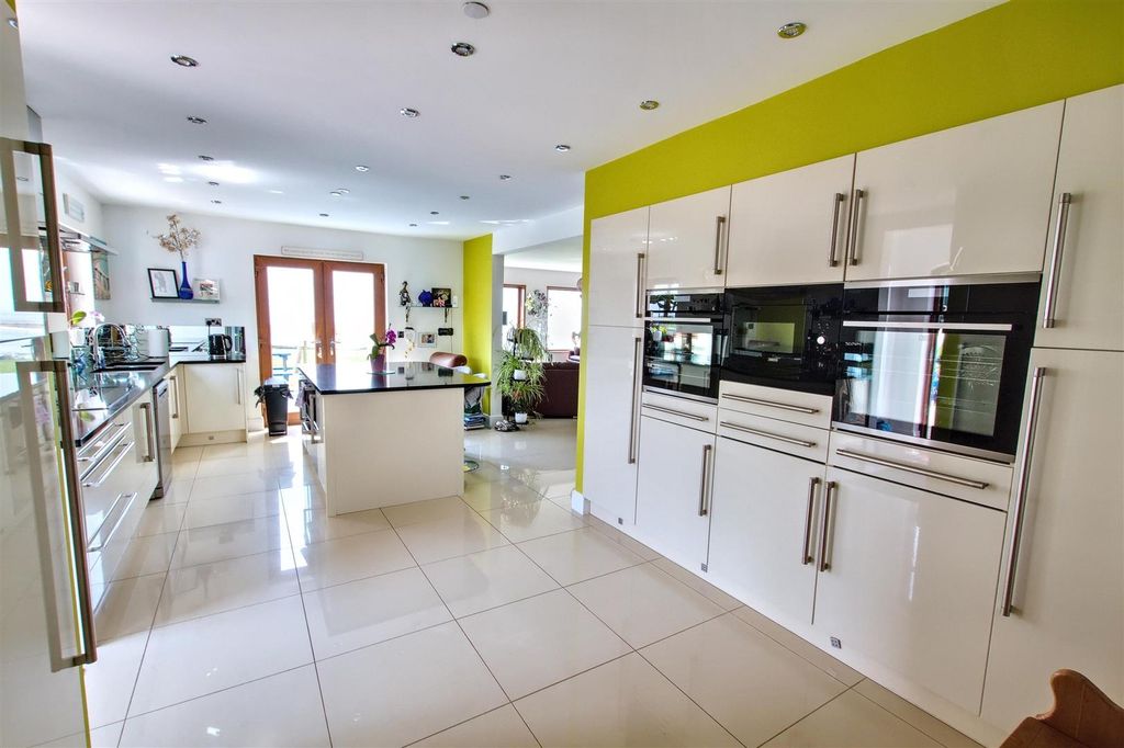 Property photo 3 of 90 Open Plan Living