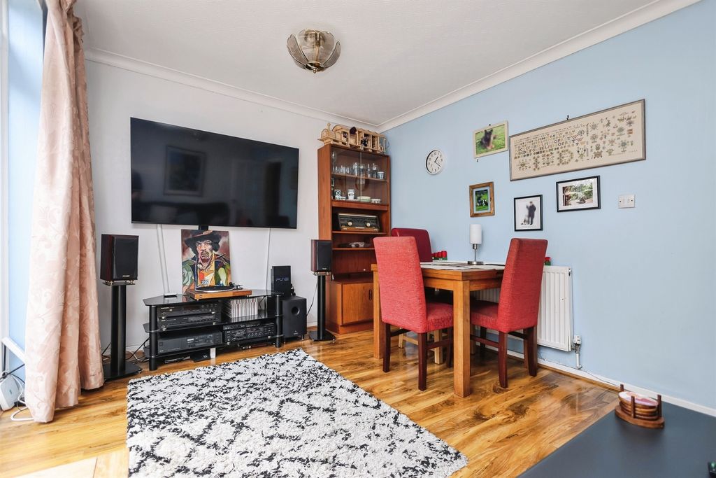 Property photo 2 of 20