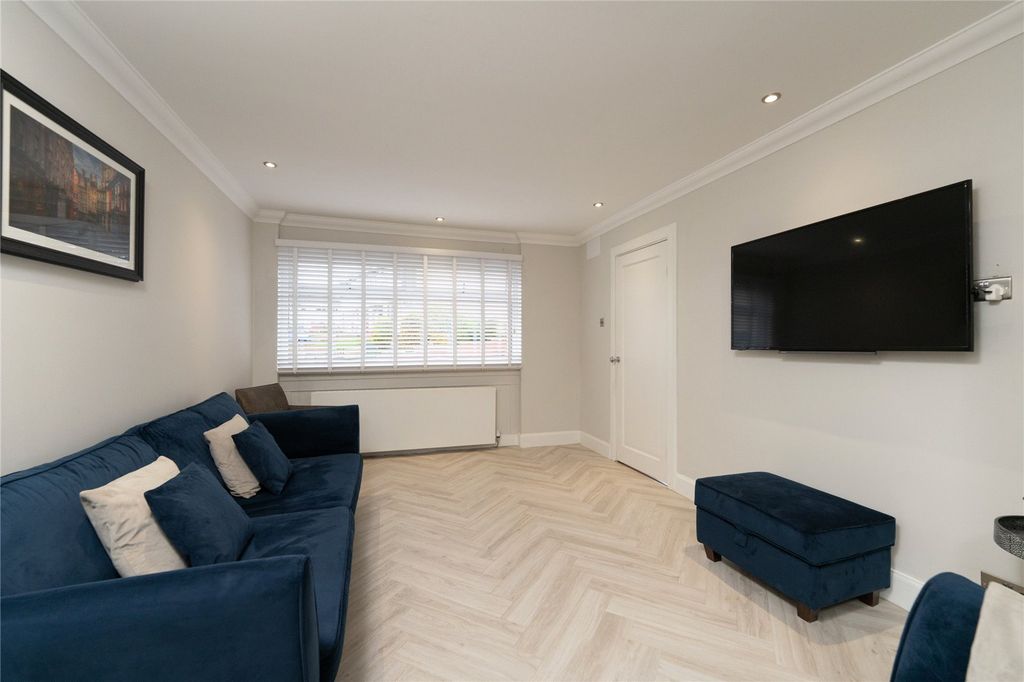 Property photo 2 of 34 Lounge