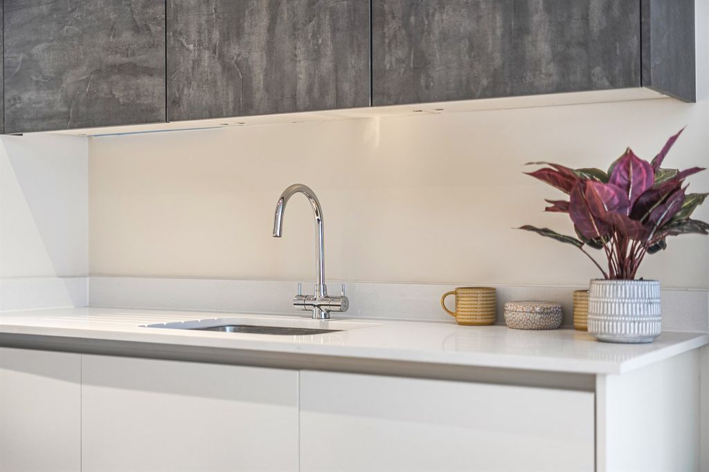 Property photo 3 of 9 Kitchen