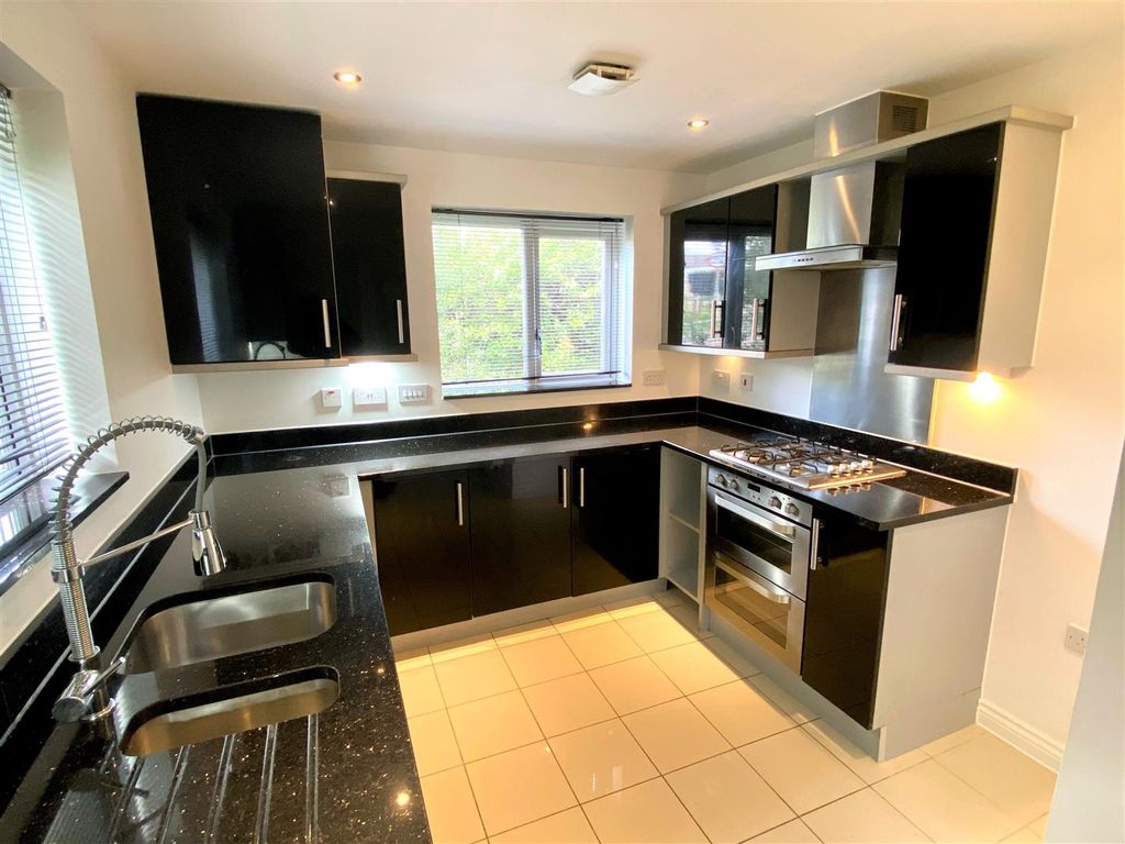 Property photo 2 of 13 62 Cavendish Crescent Kitchen