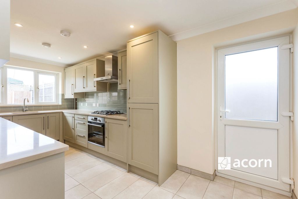 Property photo 3 of 10 Kitchen