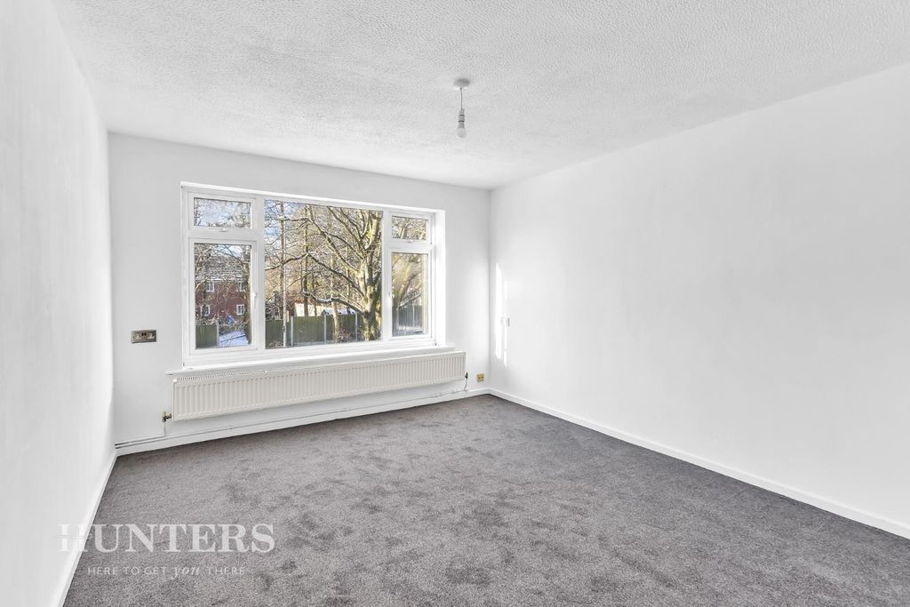 Property photo 3 of 17 Living Room