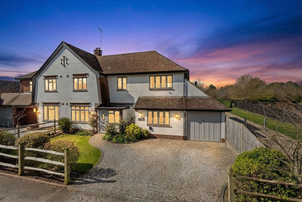 Property photo 1 of 18 Twilight