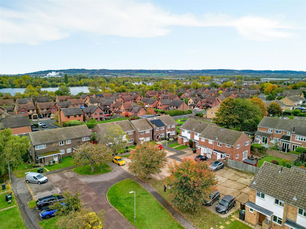 Property photo 2 of 18 Cronin Close, Larkfield14.Jpg