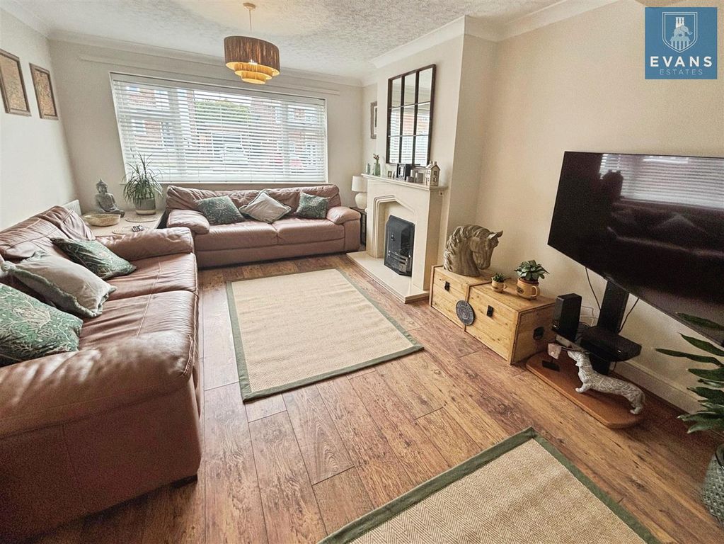 Property photo 3 of 35 Living Room