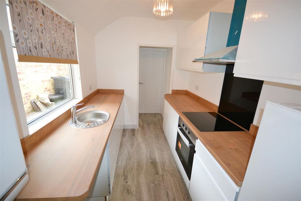 Property photo 3 of 8 7 Dundee Street Kitchen.Jpg