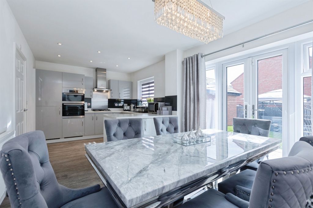 Property photo 2 of 21