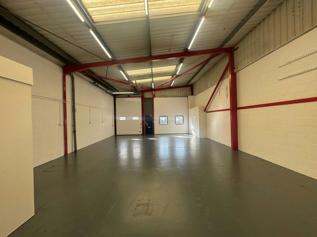 Property photo 3 of 10 17 Hawthorn Centre 18.Jpg