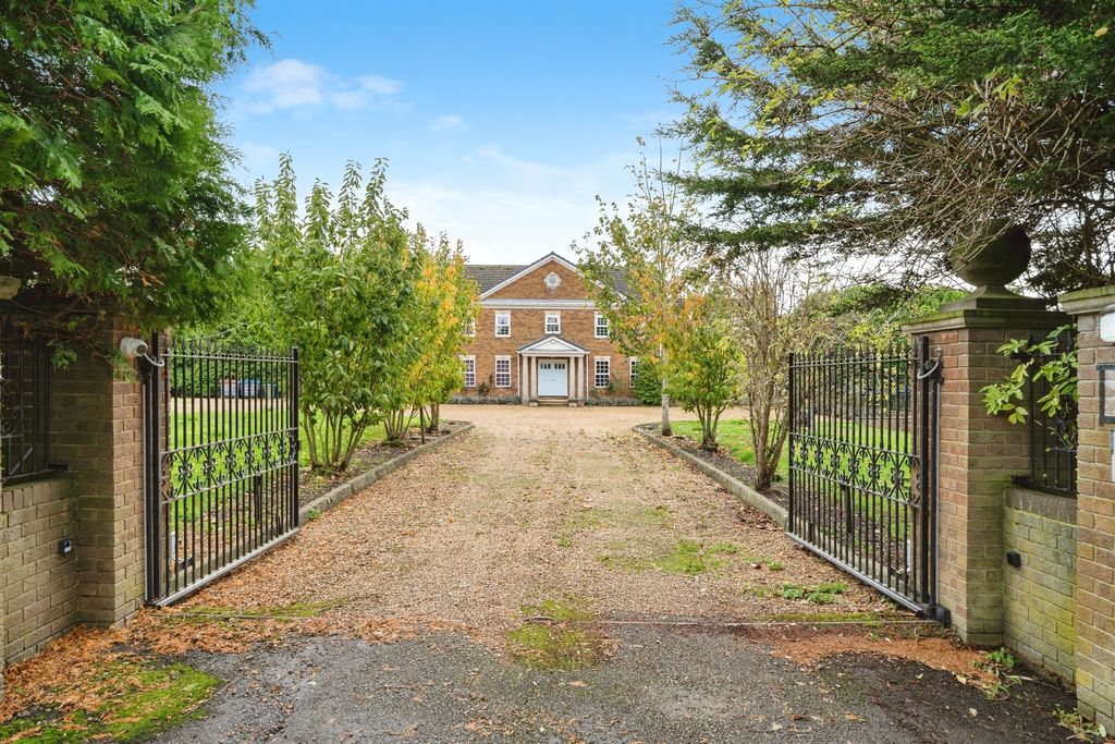 Property photo 2 of 28