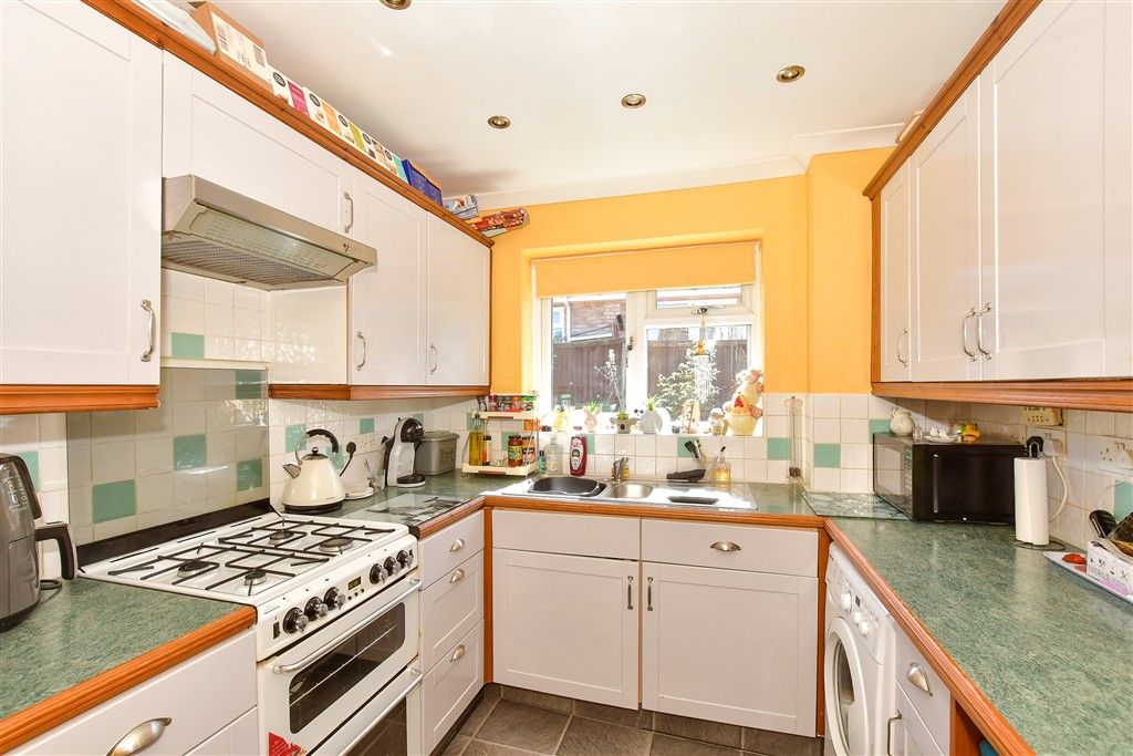 Property photo 3 of 11 Kitchen