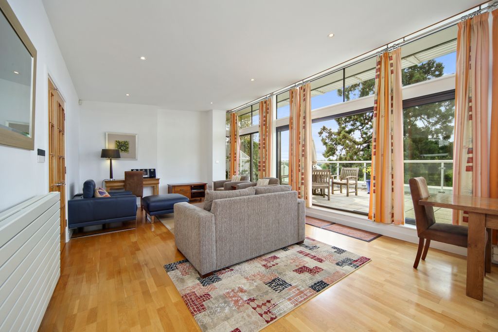 Property photo 3 of 10 Queensmere Road