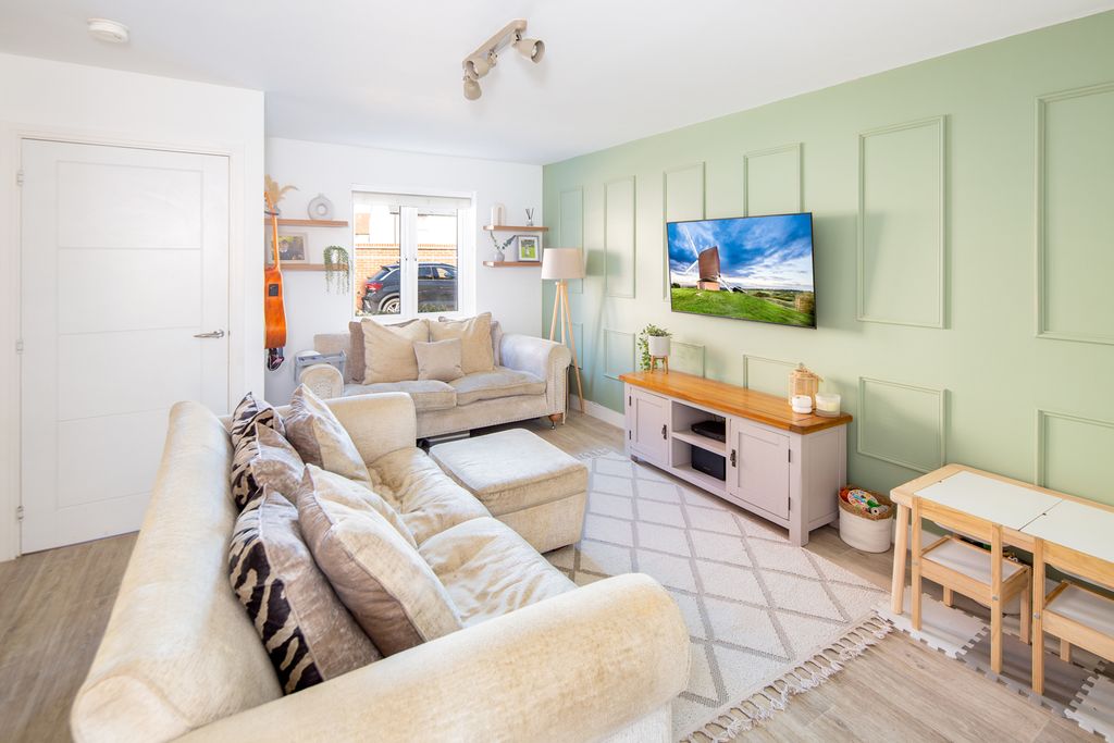 Property photo 3 of 17 Living Room