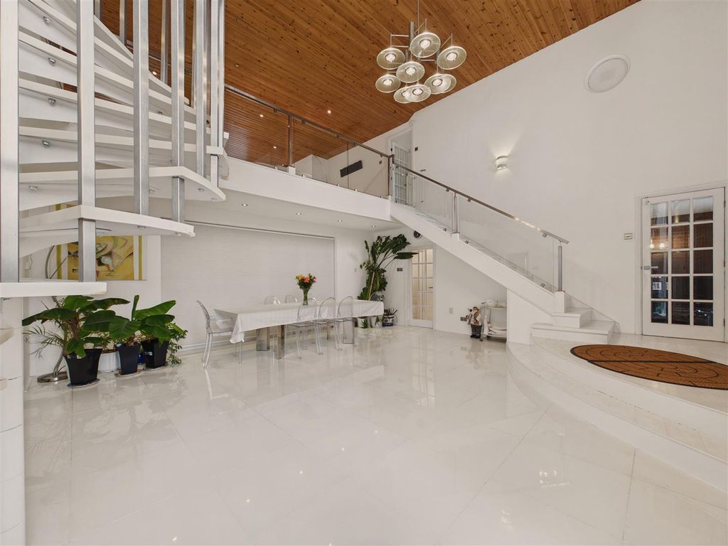 Property photo 3 of 30 Entrance Reception