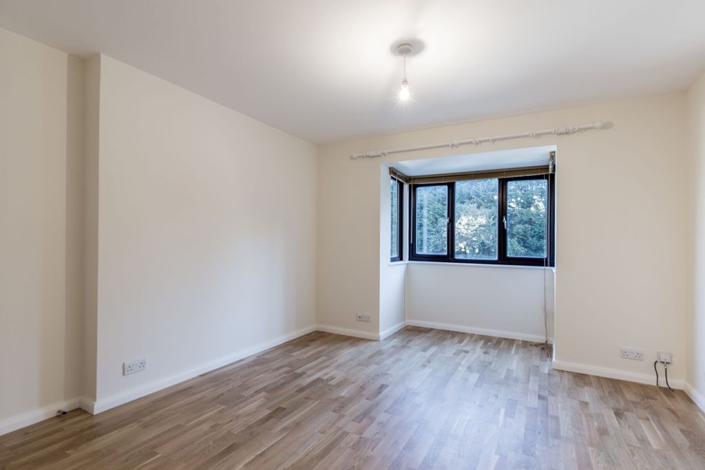 Property photo 3 of 10 Lounge (Example)