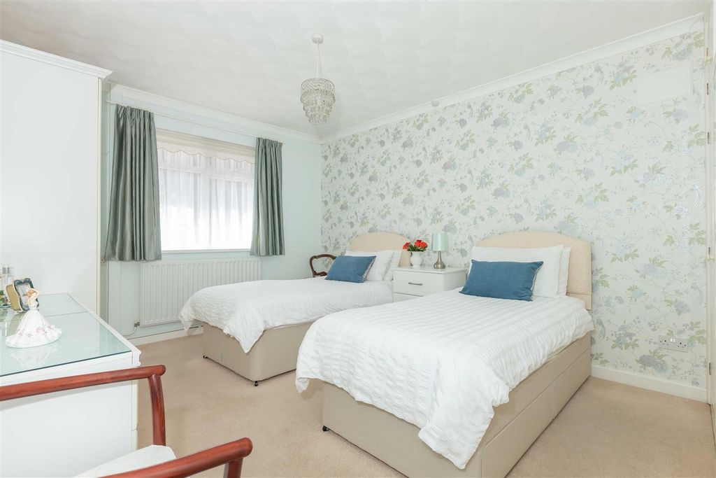 Property photo 3 of 15 Goring Way_10.Jpg