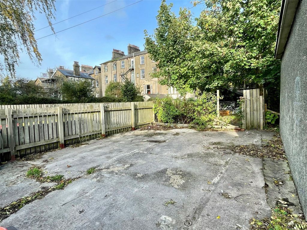 Property photo 3 of 19 Parking