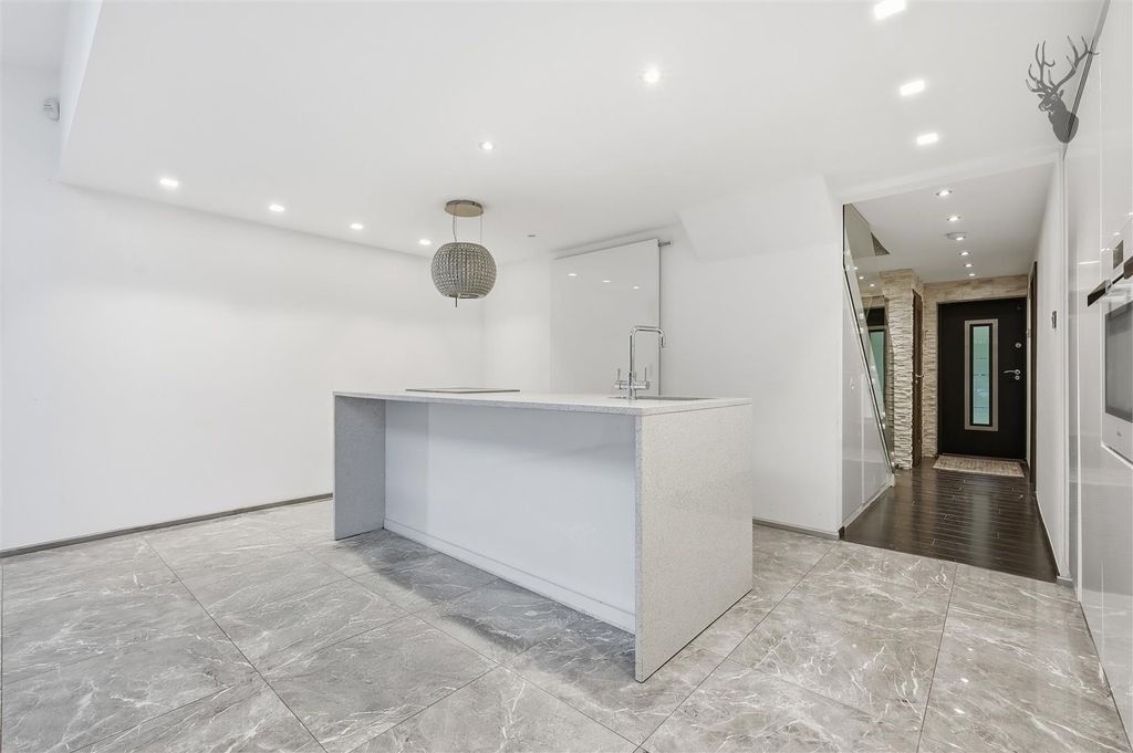 Property photo 3 of 30