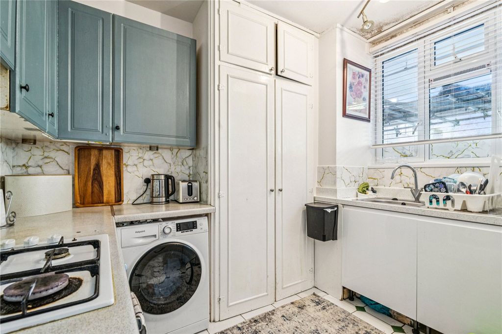Property photo 3 of 11 Kitchen