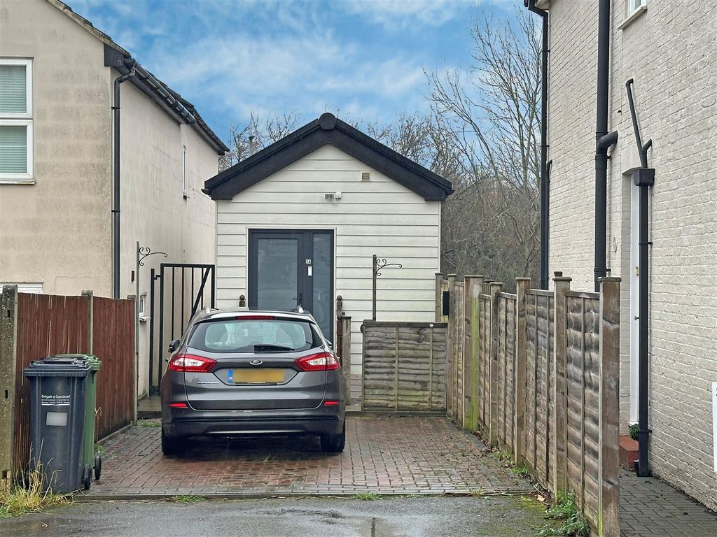 Property photo 3 of 10 1