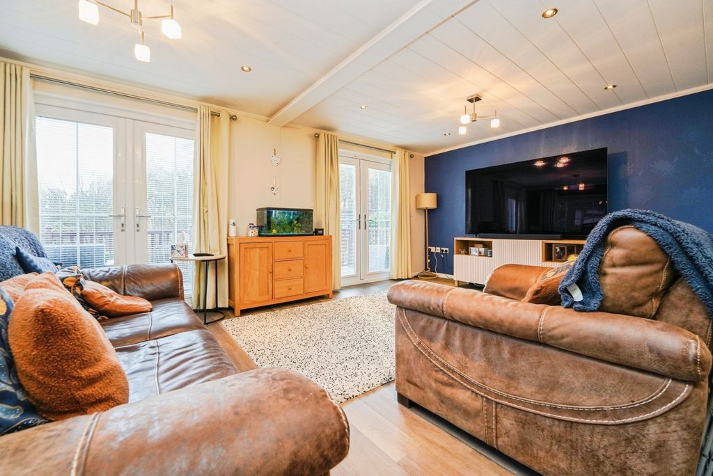 Property photo 3 of 18 Lounge