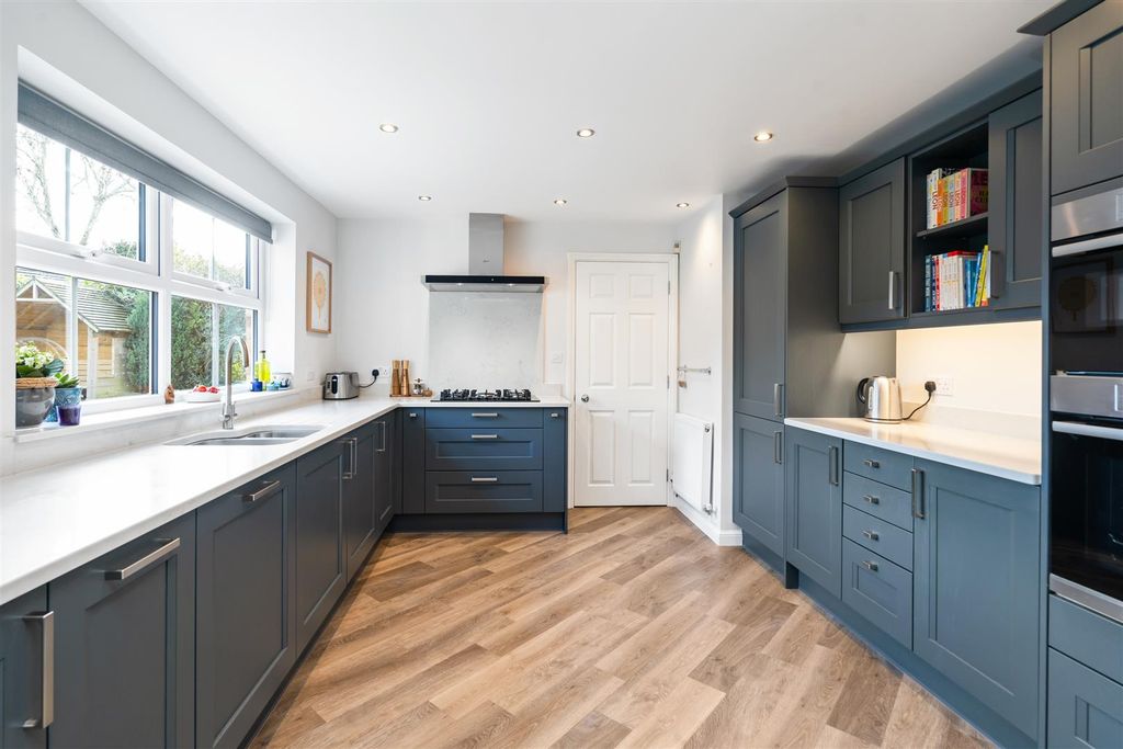 Property photo 3 of 26 34 Whitefields Gate_39.Jpg