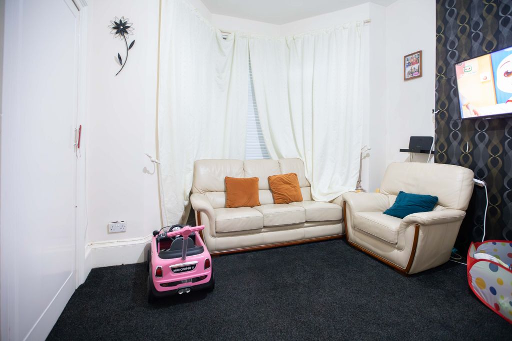 Property photo 3 of 15 Lounge
