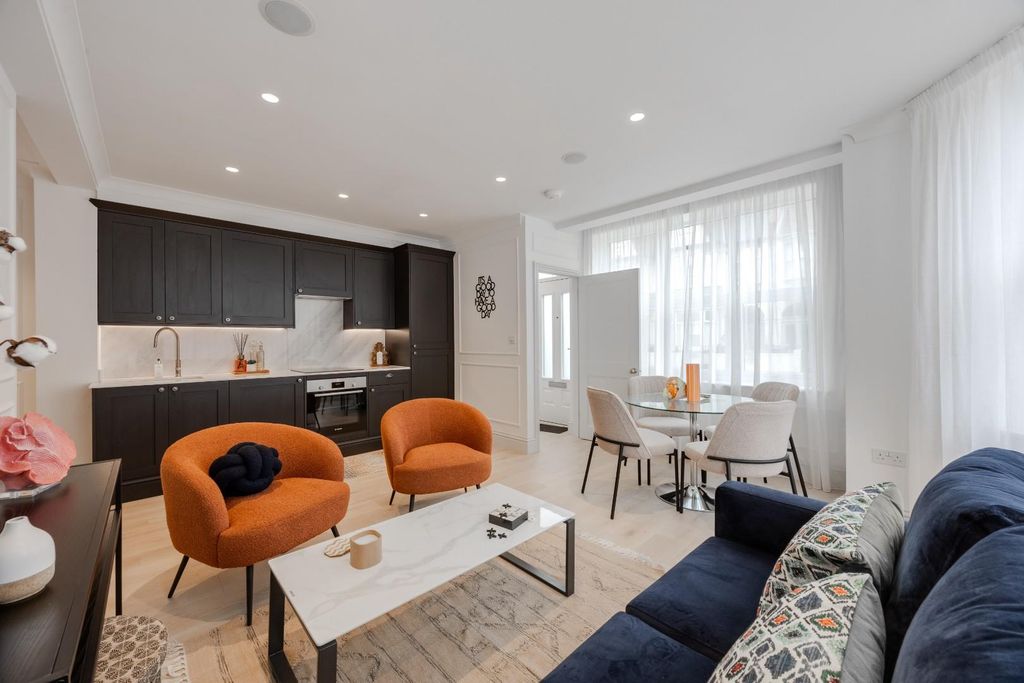 Property photo 3 of 20 Kitchen / Lounge