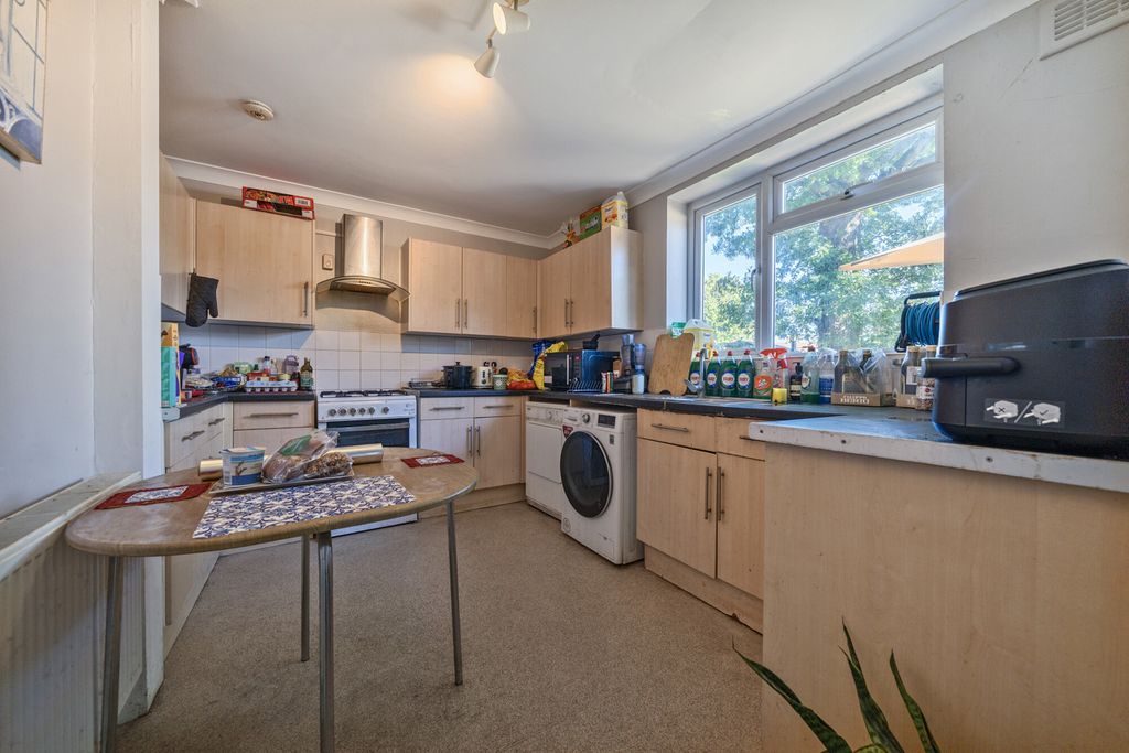 Property photo 3 of 23 Kitchen
