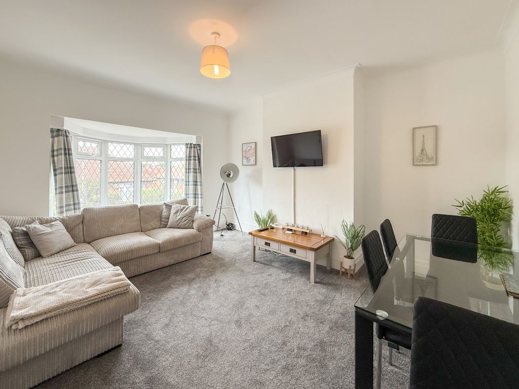 Property photo 2 of 15 Lounge