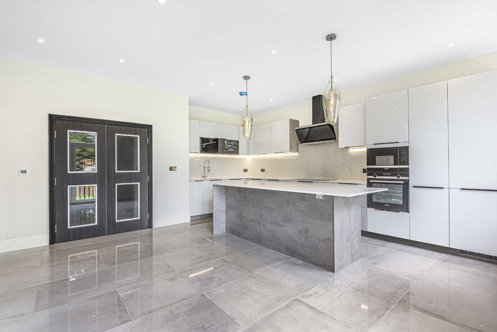 Property photo 3 of 10 Photo