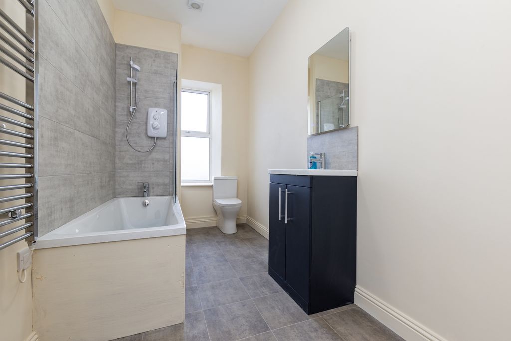 Property photo 3 of 14 Bathroom