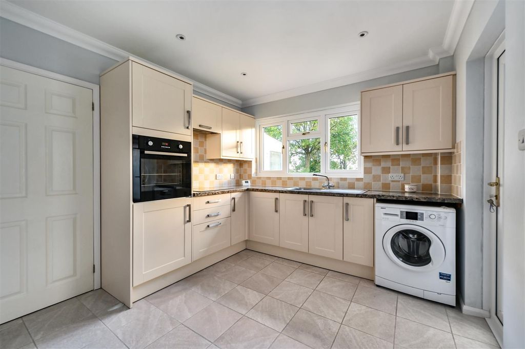 Property photo 3 of 18 74 Pebsham Lane Tn40 (15).Jpg