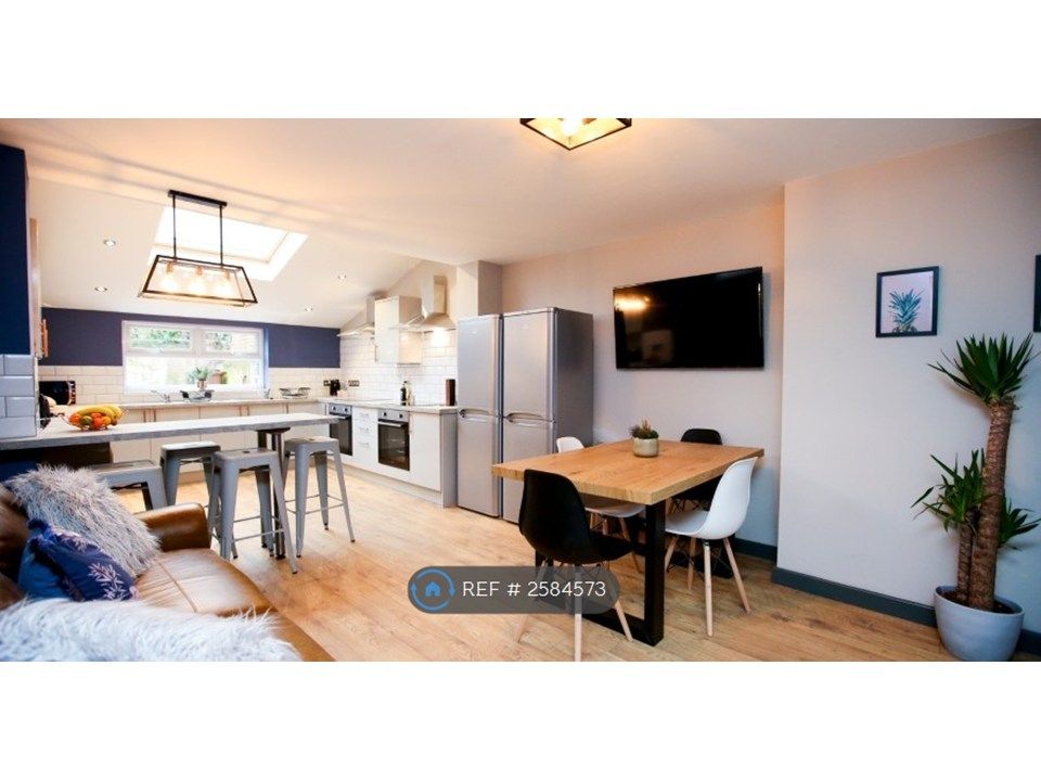 Property photo 2 of 9 Fully Furnished Kitchen