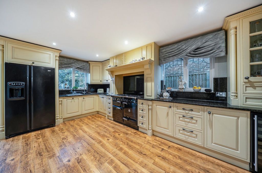 Property photo 2 of 25