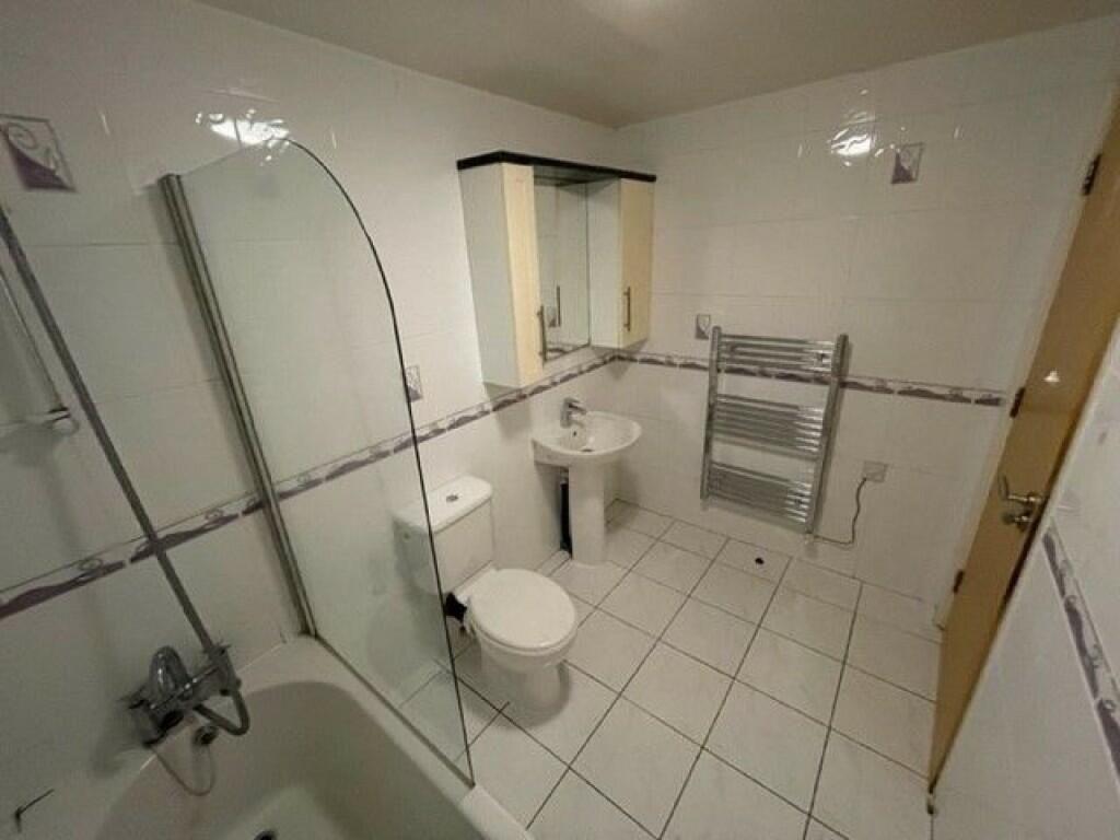 Property photo 3 of 6 A Clean And Well-Maintained Bathroom Suite Featuri...