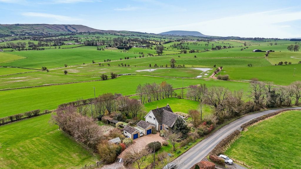 Property photo 2 of 25