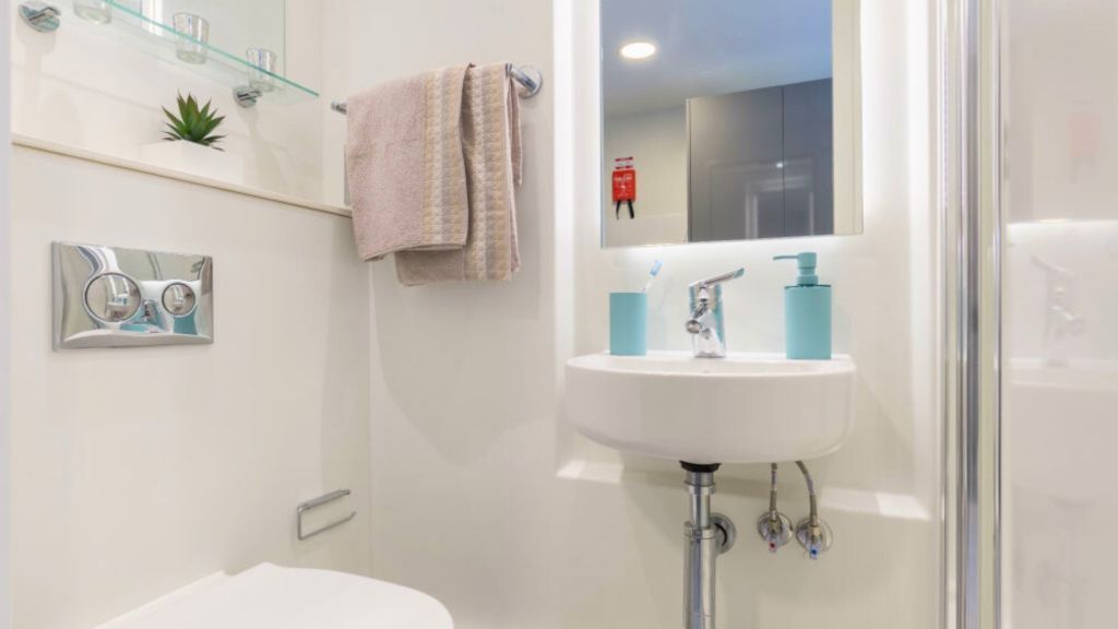 Property photo 3 of 9 Bathroom