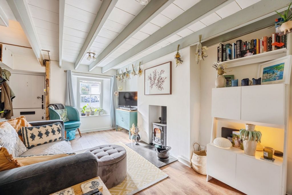 Property photo 2 of 17 Lounge