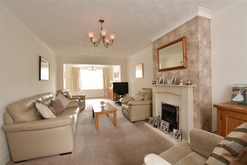 Property photo 2 of 16 Lounge