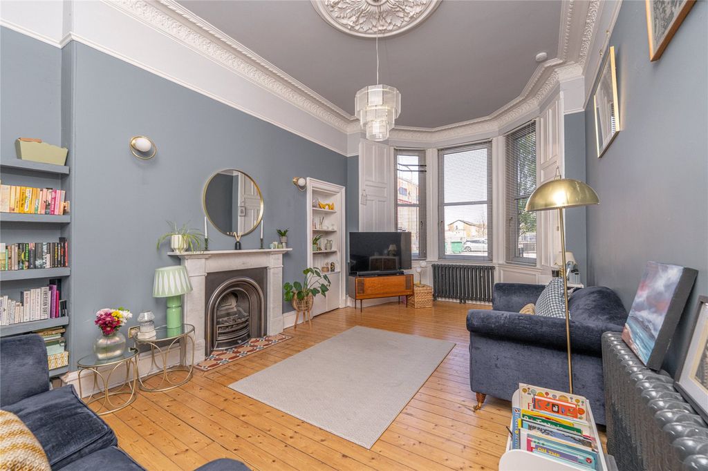 Property photo 2 of 29 Lounge