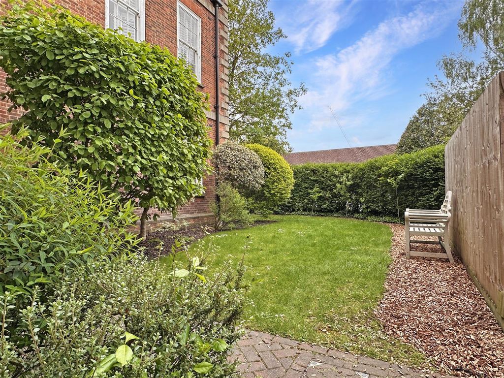 Property photo 3 of 20 Communal Garden 356
