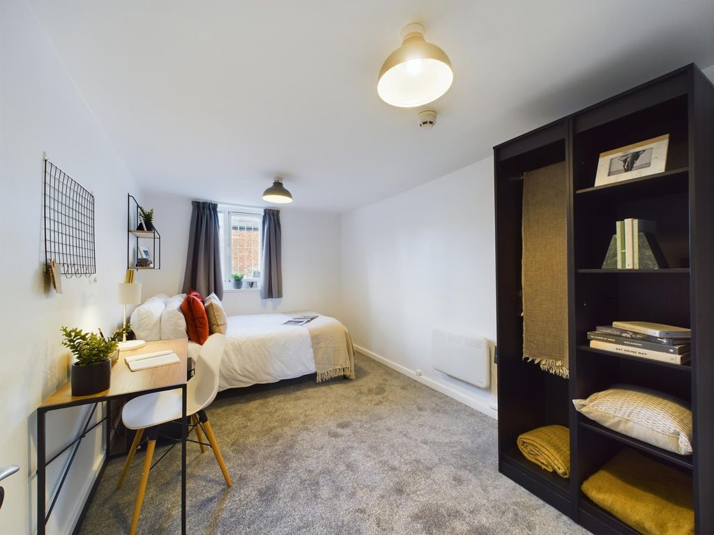 Property photo 1 of 16 A Spacious And Inviting Double Bedroom Featuring S...