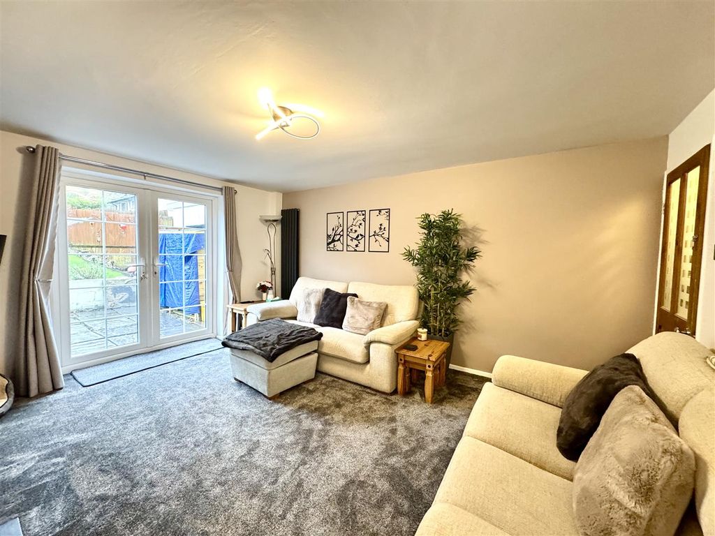 Property photo 3 of 14 Lounge